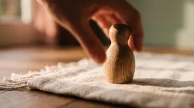 Holzfigur wird bei einer Aufstellung platziert